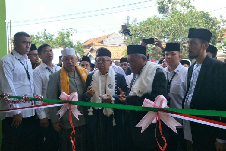 Calon wakil presiden nomor urut 01 Maruf Amin meresmikan sekolah berbasis Al-Quran dalam kunjungannya ke Serang, Banten, Sabtu (6/4/2019). 