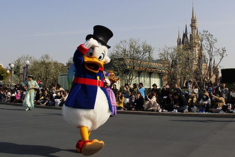 Donald Duck sebagai salah satu tokoh Disney tampil berjalan kaki dalam parade di Tokyo Disneyland, Jumat (13/4/2018). Parade ini digelar dalam rangka perayaan ke-35 tahun Tokyo Disneyland.