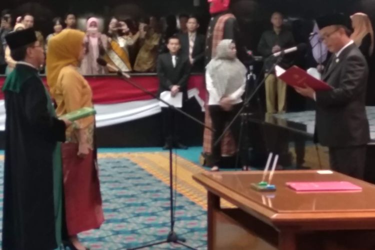 Ketua DPRD DKI Jakarta Prasetio Edi Marsudi mengambil sumpah Anggota Fraksi Hanura Ida Riana di Gedung DPRD DKI Jakarta, Senin (14/1/2019).