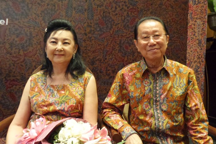 Salah satu generasi ketiga keluarga Tjoa, Tjoa Siang Swie (kanan) bersama istrinya Sie Hing Kwan ketika menghadiri acara talkshow Batik Tiga Negeri di Dharmawangsa Hotel, Jakarta Selatan, Sabtu (27/10/2018). 
