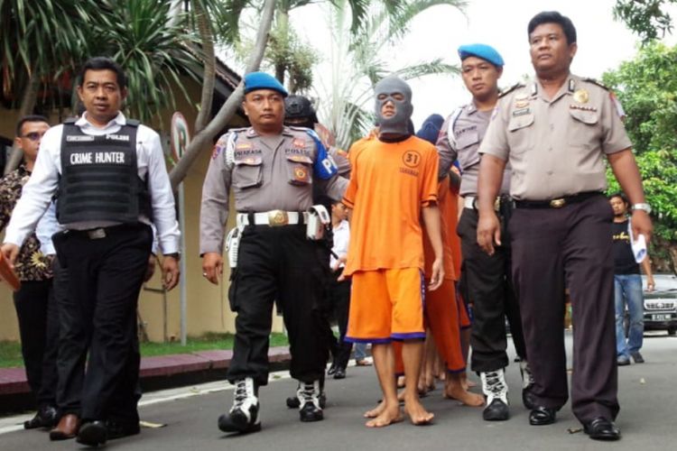 Para tersangka peredaran dan penyalahgunaan Narkoba saat digelandang petugas di Mapolres Jombang Jawa Timur, Kamis (17/1/2019).