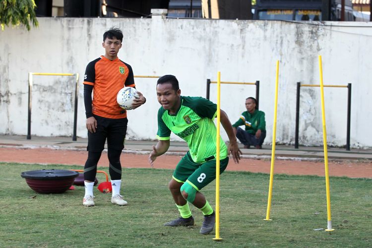Seusai cidera winger Persebaya Surabaya, Oktafianus Fernando latihan pertama di dampingi terapis di Lapangan Mapolda Jatim Surabaya, Rabu (24/07/2019) siang.