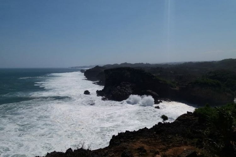 Gelombang Tinggi yang Menerjang Pantai Selatan Yogyakarta dilihat dari Perbukitan di Sekitar Pantai Krakal, Gunungkidul Selasa (24/7/2018)