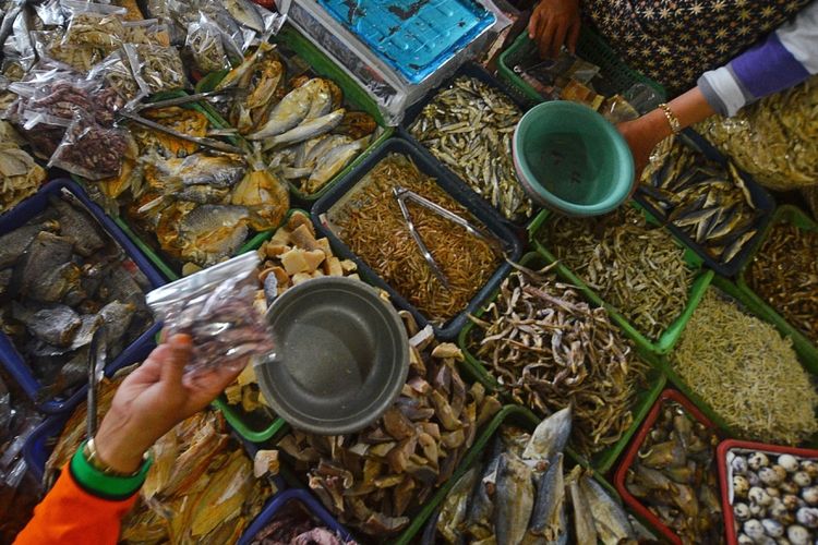 Pedagang ikan asin melayani pembeli di Pasar Tradisional Kabupaten Ciamis, Jawa Barat, Jumat (28/7/2017). Pedagang ikan asin mengaku berbagai macam jenis ikan asin mengalami kenaikan harga rata-rata sekitar Rp1.000 hingga Rp2.000 akibat harga garam yang saat ini naik dan sulit didapat untuk bahan baku pembuatan ikan asin. 