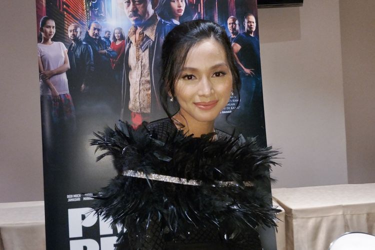 Artis peran Tya Arifin dalam gala premiere film Preman Pensiun di XXI Epicentrum, Jakarta Selatan, Kamis (10/1/2019).