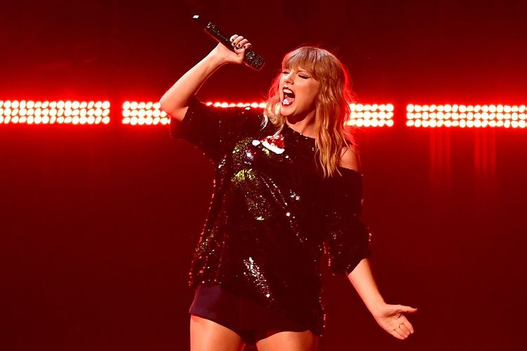 Taylor Swift tampil pada acara iHeartRadio Jingle Ball 2017 di Madison Square Garden, New York, pada 7 Desember 2017.