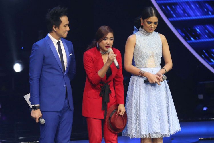 Marion Jola (tengah) memberi ucapan-ucapan terakhirnya pada babak Top 6 Indonesian Idol 2018 di Studio 11, MNC Studios, Kebon Jeruk, Jakarta Barat, Selasa (12/3/2018) dini hari. Marion harus pulang, tidak berhak lanjut ke babak empat besar.