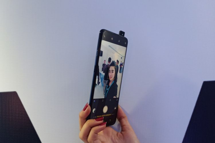 Ilustrasi Vivo V15 dengan kamera pop-up dalam genggaman