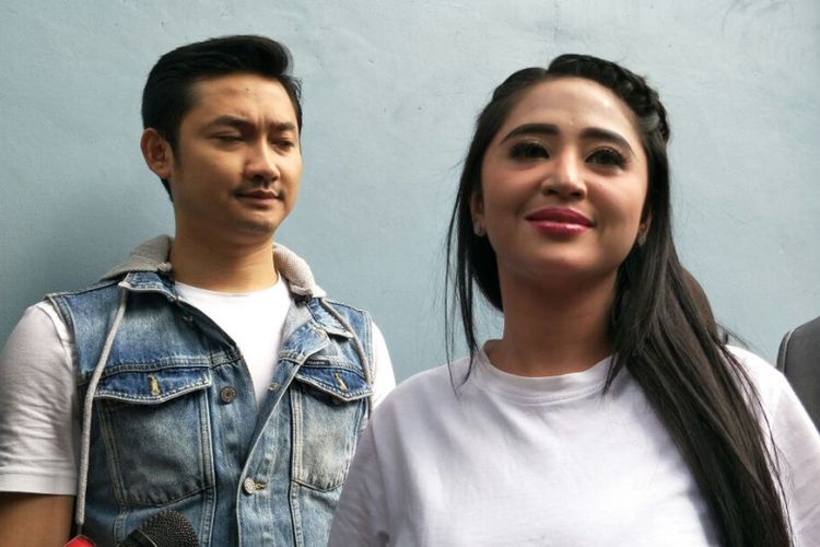 Penyanyi Dewi Perssik dan suaminya, Angga Wijaya, ditemui usai mengisi acara di sebuah stasiun televisi di kawasan Tendean, Jakarta Selatan, Rabu (30/11/2017).