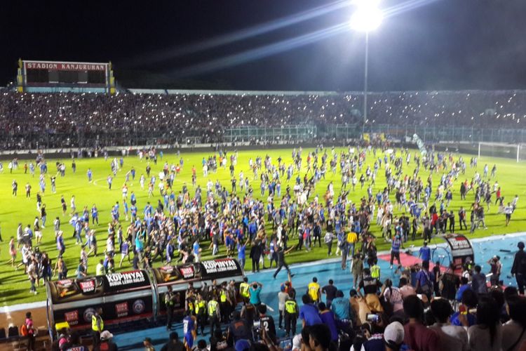 Situasi saat laga Arema FC kontra Persib Bandung ricuh dalam pertandingan lanjutan kompetisi Liga 1 di Stadion Kanjuruhan, Kabupaten Malang, Minggu (15/4/2018)