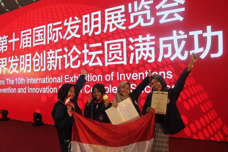 Empat mahasiswi Universitas Airlangga berhasil mendapatkan emas pada kompetisi yang dilaksanakan di China(Dok. Novia) Artikel ini telah tayang di Kompas.com dengan judul 