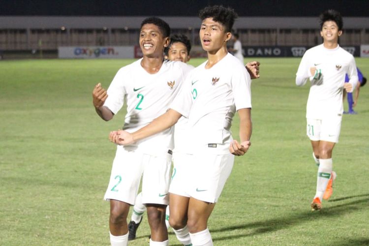 Pemain timnas U-16 Indonesia melakukan selebrasi saat menghadapi Filipina di Stadion Madya, Jakarta, Senin (16/9/2019).