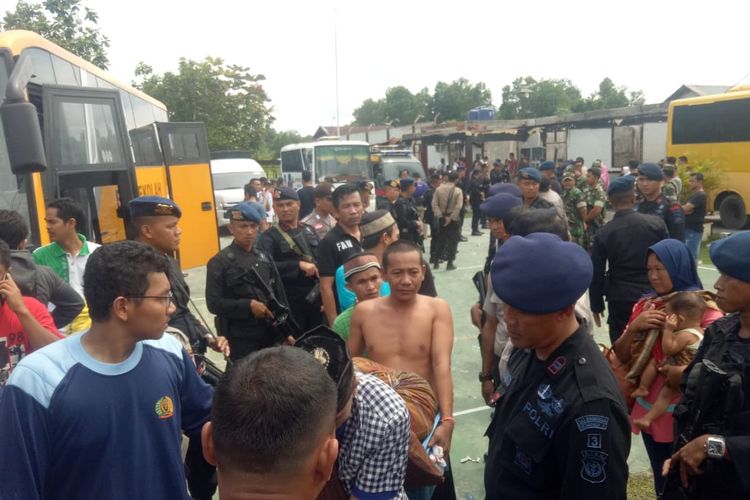 Petugas kepolian Satbrimob Polda Riau dan Polres Siak mengamankan sejumlah narapidana Rutan Siak untuk dipindahkan ke sejumlah rutan di Riau, Sabtu (11/5/2019).