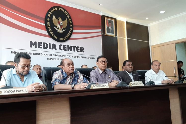 Menteri Koordinator Bidang Politik, Hukum, dan Keamanan (Menko Polhukam) Wiranto bersama para tokoh papuadalam konferensi pers di  kantor Kemenko Polhukam, Jakarta Pusat, Jumat (30/8/2019). 