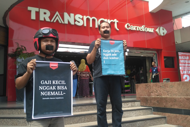 Dua jurnalis di Kediri, Jawa Timur, saat memperingati Mayday 1 Mei 2019.
