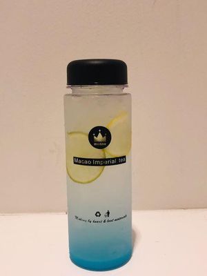 Blue Soda yang dijual dengan harga 550 yen (belum termasuk pajak) adalah minuman populer yang terkenal dengan rasa menyegarkan.