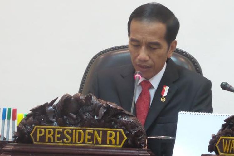 Presiden Joko Widodo saat memimpin rapat terbatas membahas masalah penyelundupan di Kantor Presiden, Jakarta, Rabu (25/1/2017).