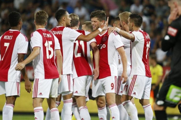 Para pemain Ajax Amsterdam merayakan gol Klaas-Jan Huntelaar ke gawang Sturm Graz dalam partai Liga Champions di Graz, Austria, 1 Agustus 2018.

