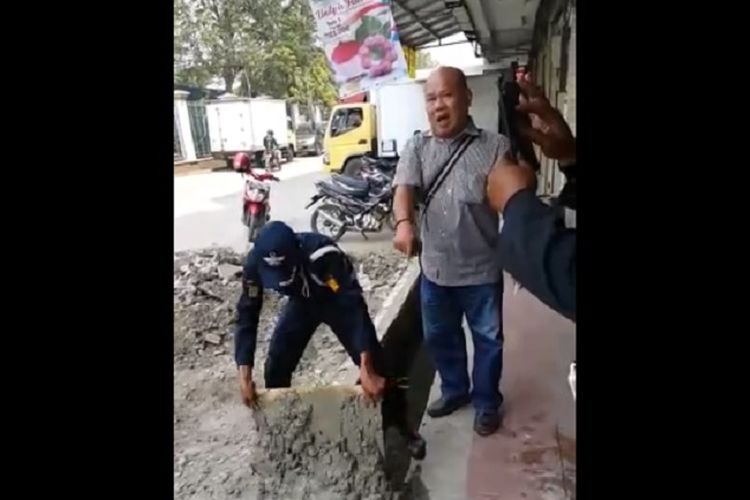 Polisi menangkap preman di sebuah ruko di Cengkareng.