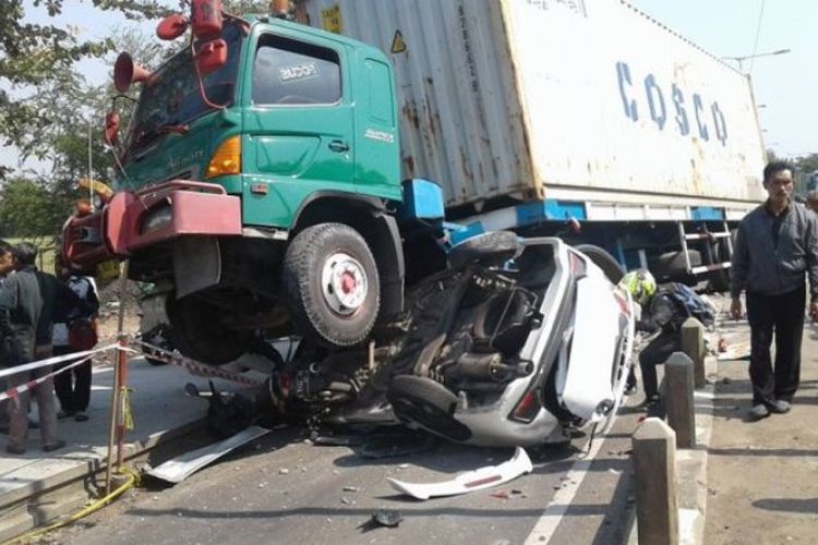 Kecelakaan di Pantura dekat Kalibanteng Semarang, Rabu (20/9/2017) pagi melibatkan truk kontainer dan beberapa kendaraan. 