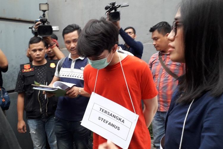 ST (25) menghadiri rekonstruksi pembunuhan LR (41) kekasihnya di Jalan Alaydrus, Petojo, Jakarta Pusat pada Rabu (16/5/2018).