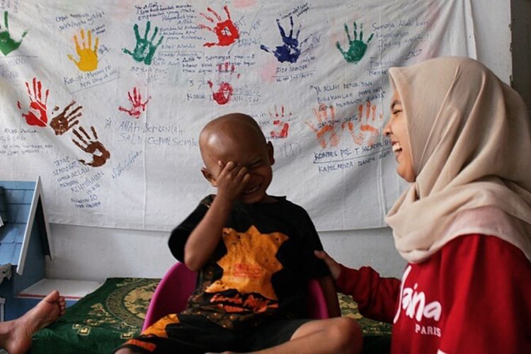 Silvira Nazzai sedang menghibur seorang anak pasien penderita kanker  di rumah singgah Children Cancer Care Community Aceh (C-FOUR) di Banda Aceh, Sabtu (28/10/17).