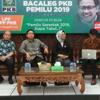 Direktur Eksekutif Indikator Politik Indonesia Burhanuddin Muhtadi (dua dari kiri) dalam diskusi di Graha Gus Dur, Partai Kebangkitan Bangsa (PKB), Jakarta, Senin (11/12/2017).
