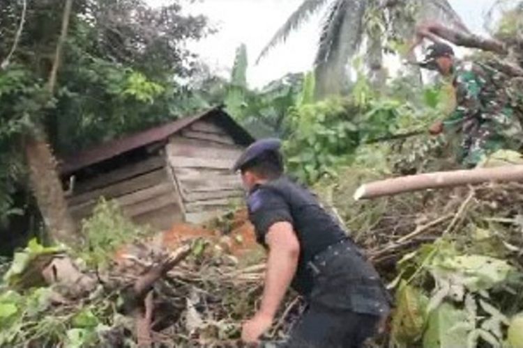 Rumah Abdul Rahman yang tertimbun longsor di Mamuju Tengah, Sulawesi Barat, Minggu (17/2/2019). 