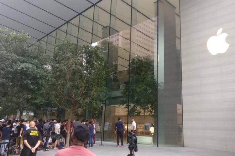 Suasana antrean menjelang pembukaan perdana Apple Store Singapura yang merupakan toko resmi Apple pertama di Asia Tenggara, Sabtu (27/5/2017).