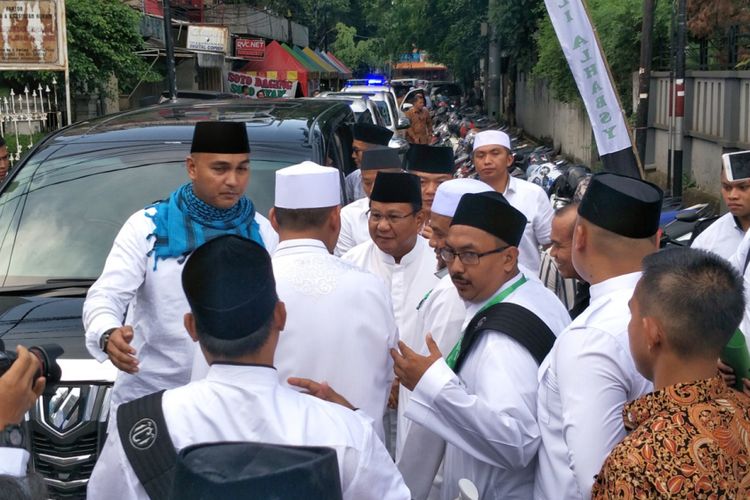 Calon presiden nomor urut 02 Prabowo Subianto menghadiri peringatan haul Habib Ali bin Abdurrahman Al-Habsyi Kwitang di Masjid Riyadh, kawasan Kwitang, Jakarta Pusat, Kamis (6/12/2018).
