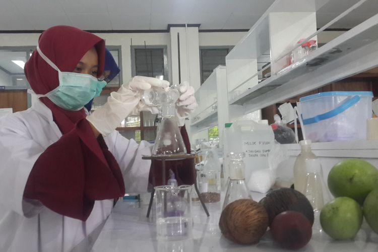 Sejumlah mahasiswa Universitas Negeri Malang (UM) saat menjalankan proses menciptakan bioetanol dari buah bintaro di laboratorium Universitas Negeri Malang, Selasa (1/8/2017) 