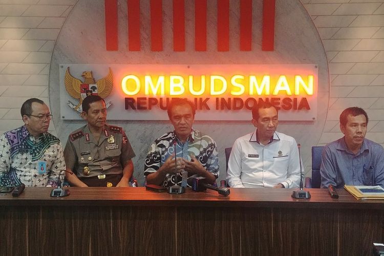 Komisioner Ombudsman Laode Ida (tengah) dalam jumpa pers mengenai temuan Ombudsman soal Tenaga Kerja Asing, di Kantor Ombudsman, Jakarta, Kamis (26/4/2018).