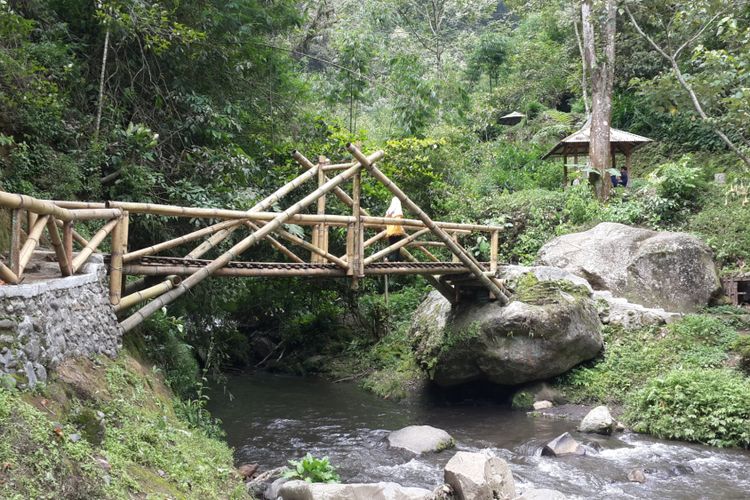 Jembatan bambu menuju air terjun Coban Pelangi, Kabupaten Malang, Selasa (18/12/2018)
