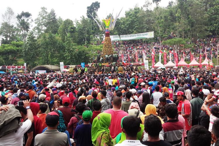 Ribuan orang dari Jombang dan beberapa kota di Jawa Timur, menghadiri acara Kenduren Wonosalam di lapangan Kecamatan Wonosalam Kabupaten Jombang, Minggu (3/3/2019). 