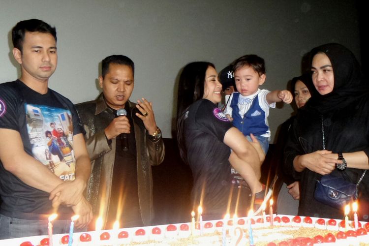 Rafathar Malik Ahmad bersama kedua orangtuanya, artis peran Nagita Slavina dan Pembawa acara Raffi Ahmad serta sang nenek Mama Rita saat prosesi tiup lilin di Setiabudi One, Kuningan, Jakarta Selatan, Selasa (15/8/2017).