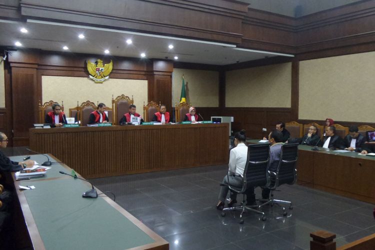 Pengusaha Basuki Hariman dan Ng Fenny duduk di kursi terdakwa di Pengadilan Tipikor Jakarta, Senin (21/8/2017).