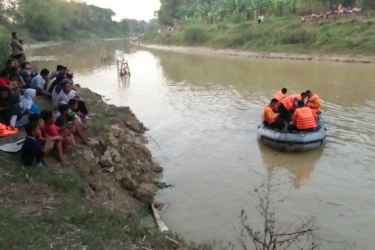 Tim SAR gabungan menyusuri sungai lusi mencari keberadaan siswa MTs yang hanyut, Kamis (5/10/2017) sore