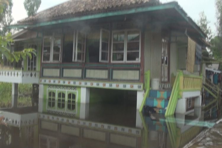 Salah satu rumah di Kelurahan Jua-jua Kecamatan Kota Kayuagung OKI yang terendam banjir hingga mencapai setengah jendelanya