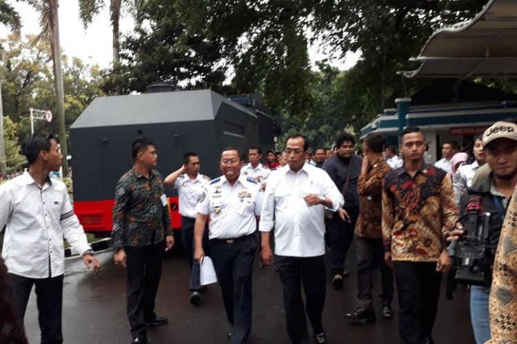 Menhub Budi Karya Sumadi menemui para pedemo, yakni para sopir taksi online, usai melakukan diskusi dengan perwakilan pedemo di depan kantor Kemenhub, Senin (29/1/2018)