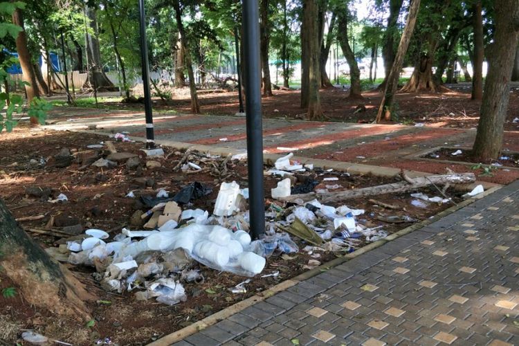 Sampah masih berserakan di taman sekitar Stadion Utama Gelora Bung Karno (SUGBK), Senayan, Jakarta Pusat, dua hari pasca-final Piala Presiden, Senin (19/2/2018).