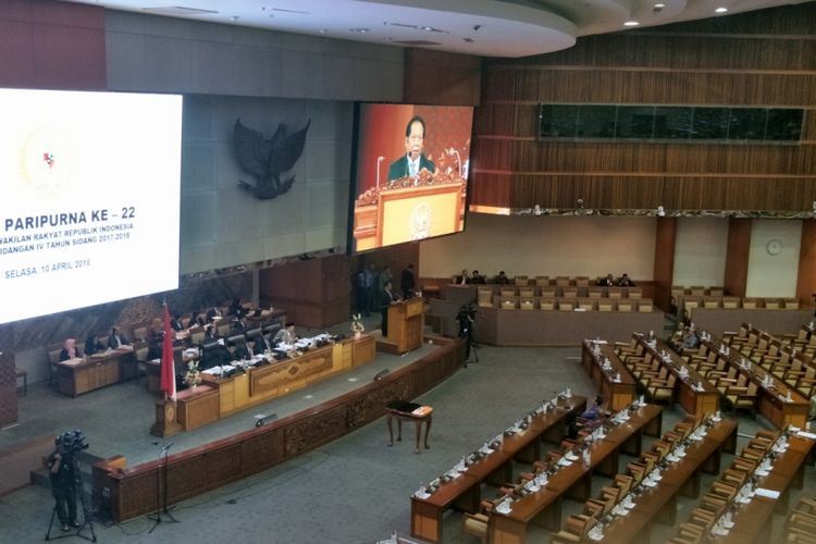 Ketua Badan Urusan Rumah Tangga (BURT) DPR RI Anton Sihombing menyampaikan usulan Rencana Kerja dan Anggaran DPR tahun 2019 sebesar Rp 7.721.175.861.000. Usul tersebut ia sampaikan dalam Rapat Paripurna ke-22 Masa Persidangan IV Tahun Sidang 2017-2018, di Kompleks Parlemen, Senayan, Jakarta, Selasa (10/4/2018). 