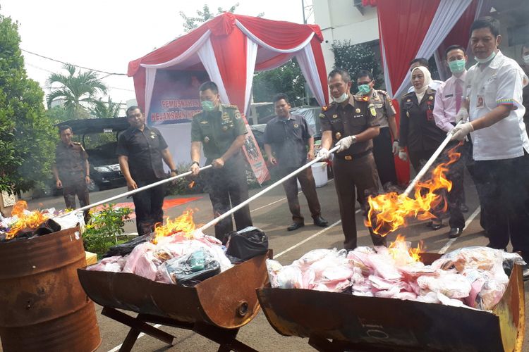 Sejumlah petugas memusnahkan narkoba di Kejaksaan Negeri Jakarta Barat, Rabu (11/7/2018)