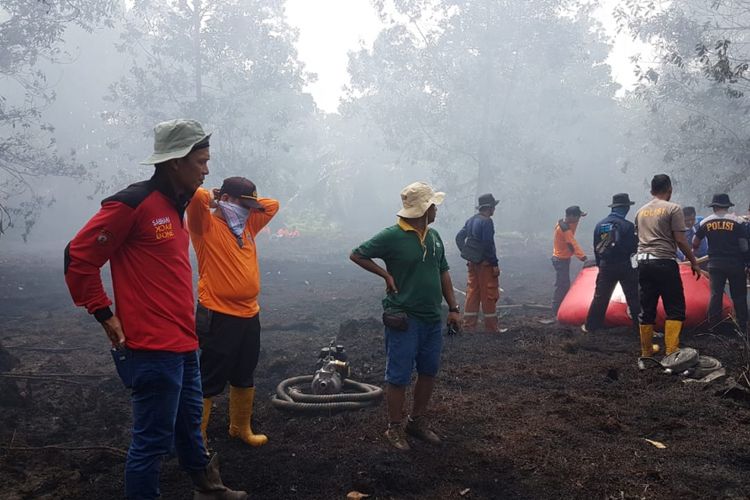 Pemadaman kebakaran hutan dan lahan di Riau oleh petugas kepolisian bersama tim satgas karhutla Riau yang terjadi memasuki musim kemarau. 