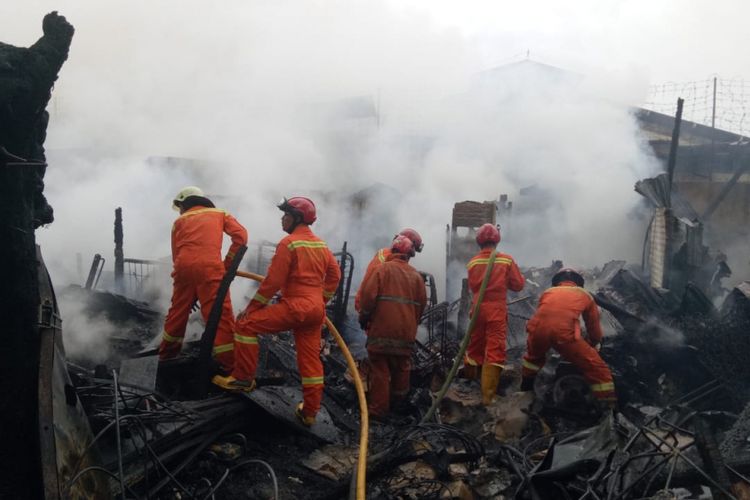 Kebakaran menghanguskan tiga rumah serta dua lapak barang bekas milik warga di Cakung, Jakarta Timur pada Minggu (27/1/2019)