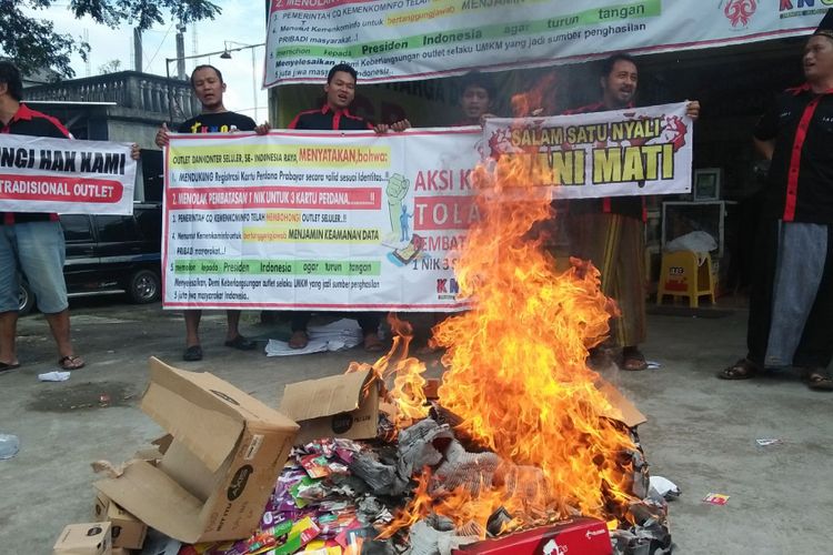 Belasan pelaku usaha yang menggeluti bisnis penjualan kartu perdana di wilayah Kabupaten Grobogan, Jawa Tengah mengamuk dan membakar seluruh kartu SIM prabayar aktif dagangannya, di pinggir jalan raya Grobogan - Semarang, tepatnya‎ di Desa Manggarmas, Kecamatan Godong, Grobogan, ‎Kamis (22/3/2018).