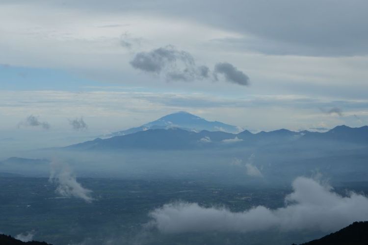 Panorama pegunungan dan gunung dari atas Papandayan