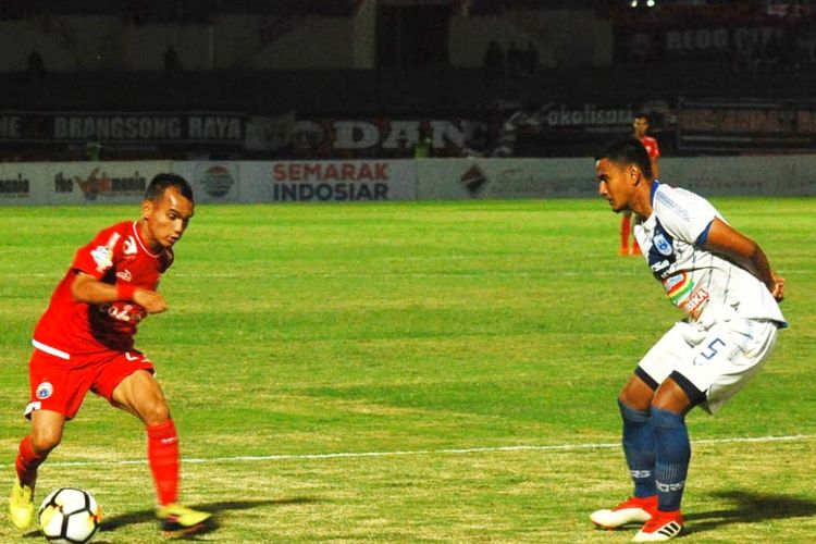 Riko Simanjuntak saat berusaha melewati pemain PSIS Semarang.