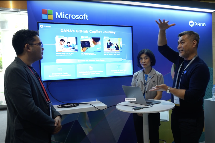 CTO Dana Norman Sasono (kanan) sedang menerangkan penggunaan AI, khususnya Github Copilot, dalam aplikasi perusahaannya, Selasa (30/4/2024).