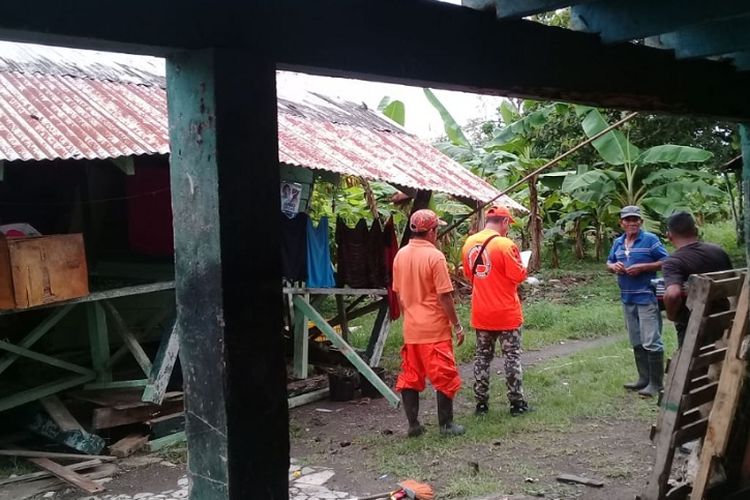 Petugas meninjau wilayah terdampak gempa di daerah pelabuhan Finca Armuelles, Panama, Senin (13/5/2019). (Twitter/Sinaproc Panama)