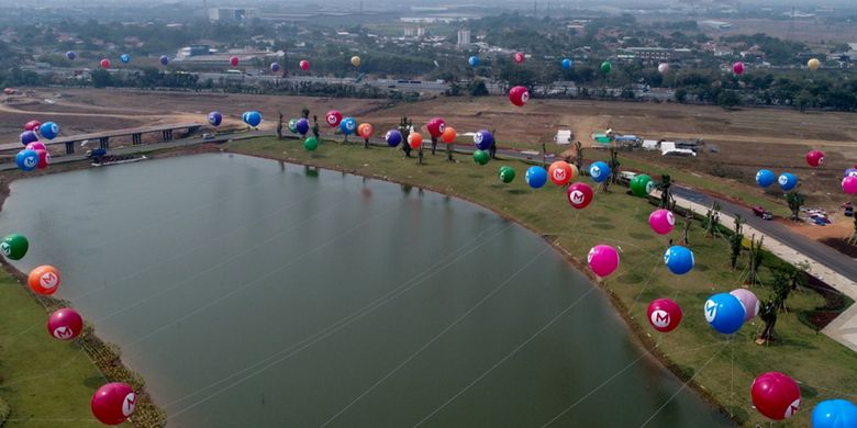 Foto udara kawasan Central Park di kawasan Kota Baru Meikarta, Cikarang, Bekasi, Jawa Barat, Senin (4/9/2017). Meikarta telah membangun central park, yakni sebuah taman terbuka hijau seluas 100 hektar. Taman ini memiliki berbagai tanaman, lengkap dengan kebun binatang mini hingga jogging track.